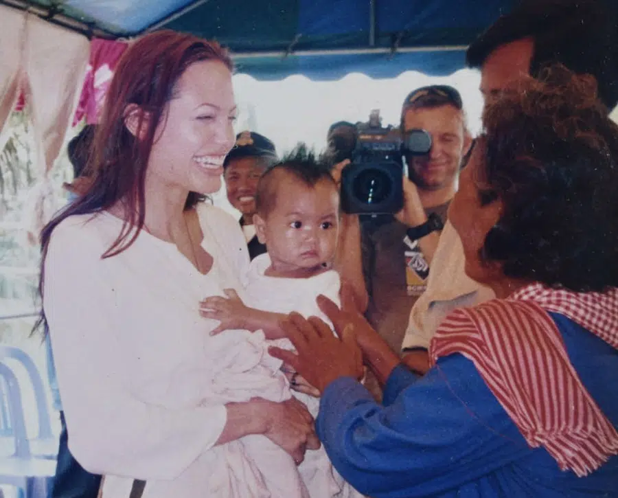 Анджелина Джоли во время усыновления своего ребенка