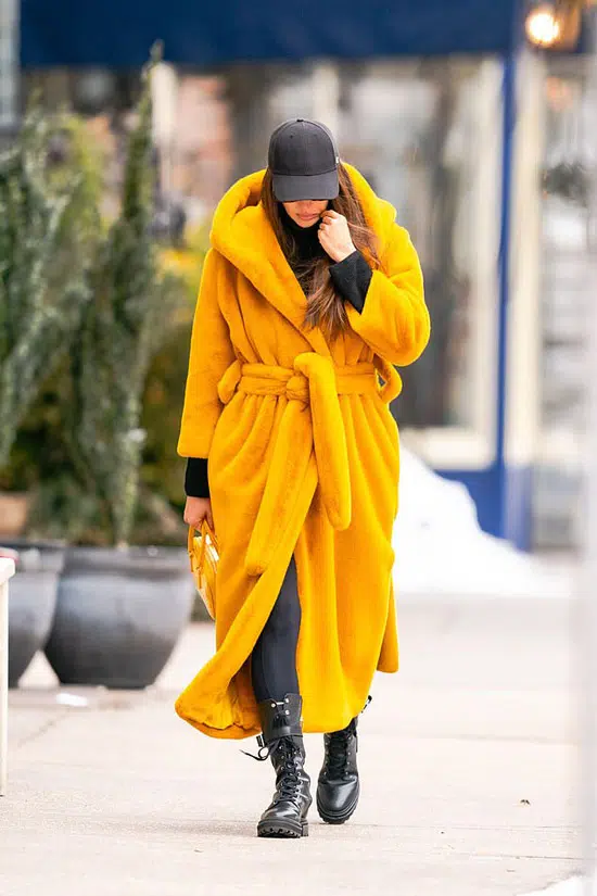 Ирина Шейк в пальто халате и ботинках