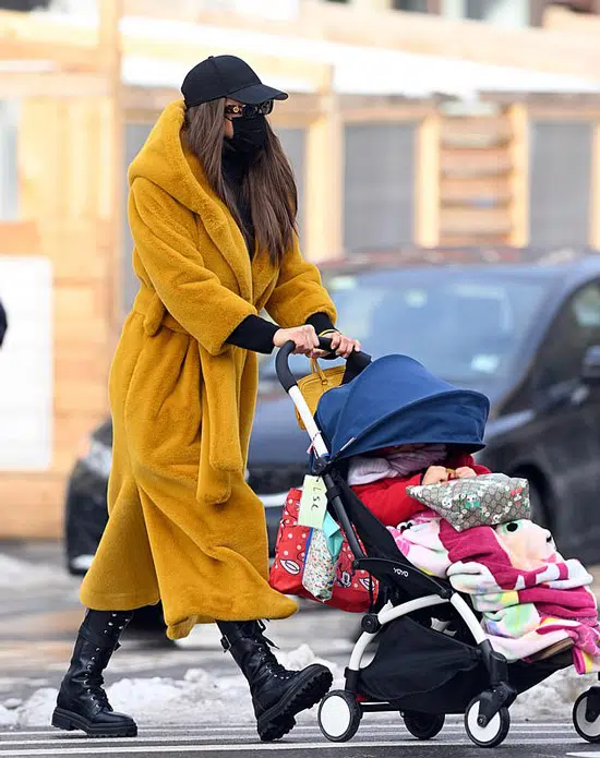Ирина Шейк в желтом пальто гуляет с дочкой