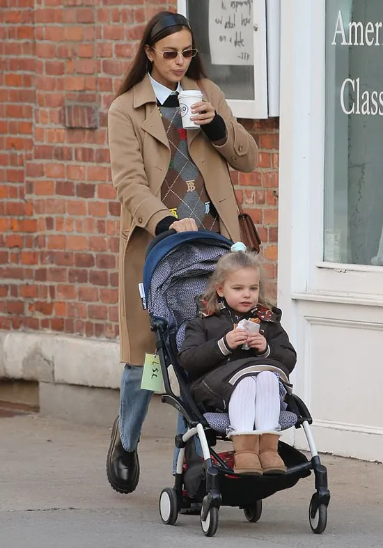Ирина Шейк с дочкой отправилась в кафе