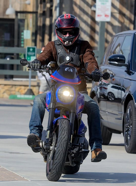 Киану Ривз едет на своем мотоцикле Arch