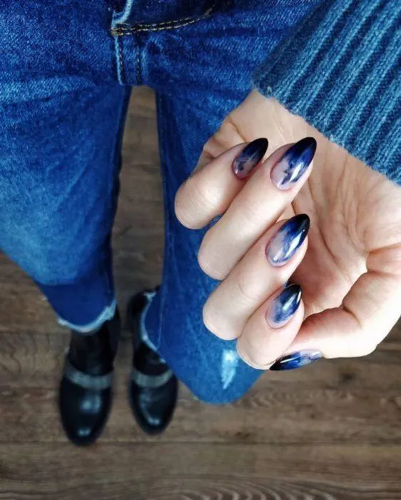 классный темно синий маникюр омбре на овальных ногтях