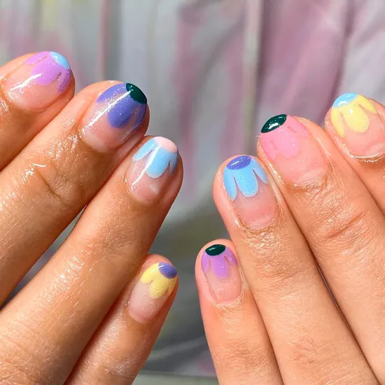красивые разноцветные ромашки на коротких натуральных ногтях