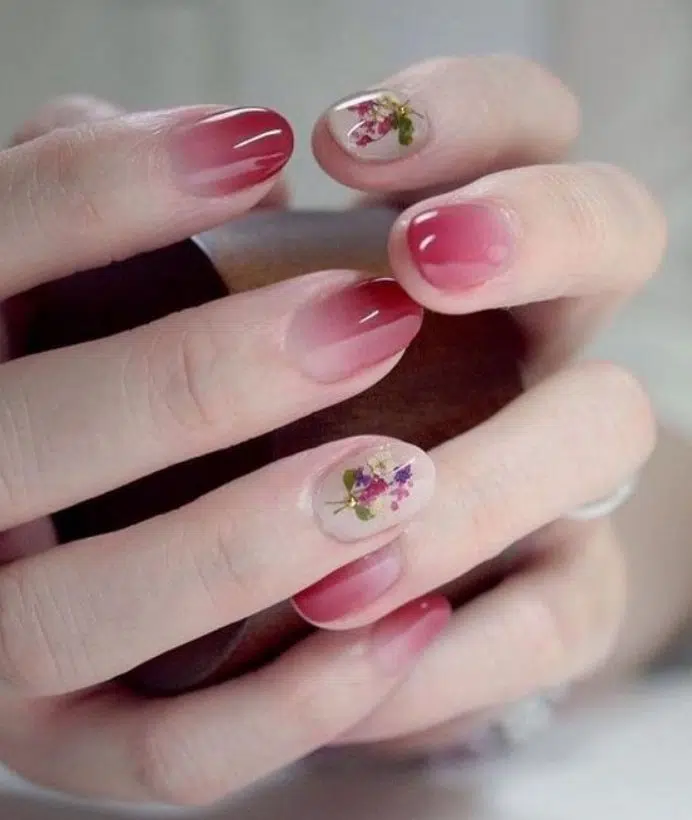 красный маникюр омбре с цветочным принтом на овальных ногтях
