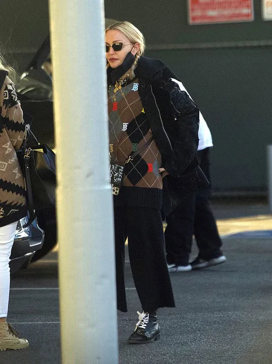 Мадонна в брюках и свитере