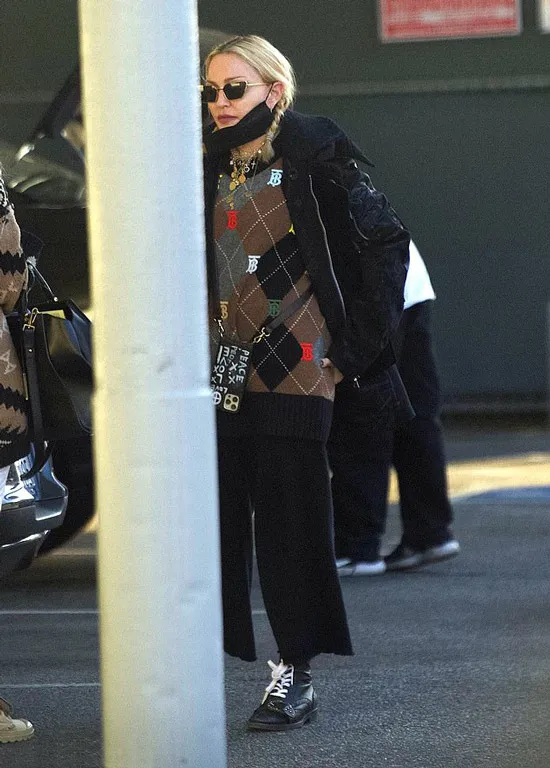 Мадонна в куртке и ботинках