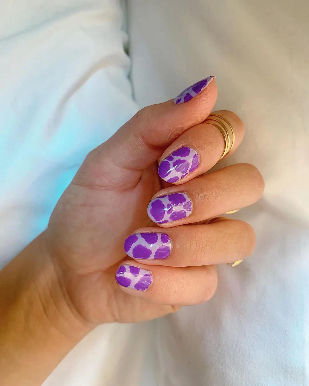 необычный фиолетовый маникюр на овальных ногтях