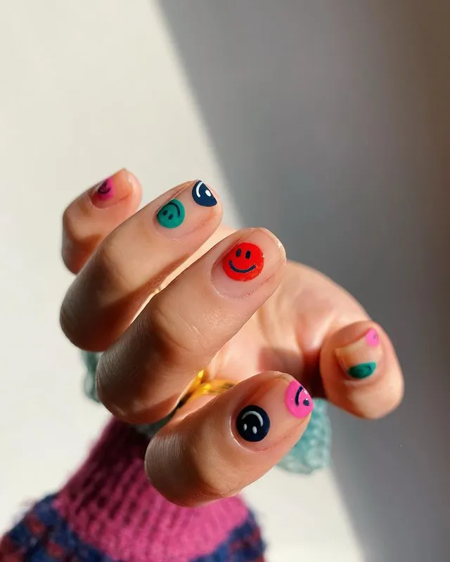 разноцветные смайлики на коротких ногтях