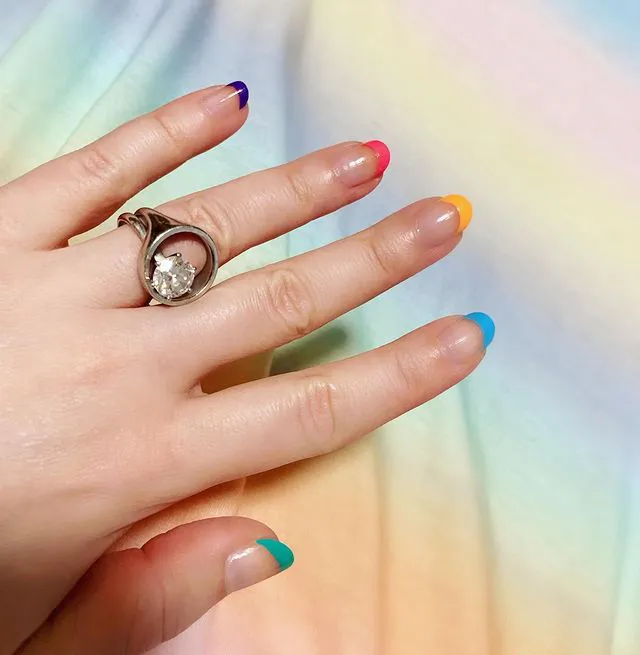 разноцветный френч на натуральных овальных ногтях