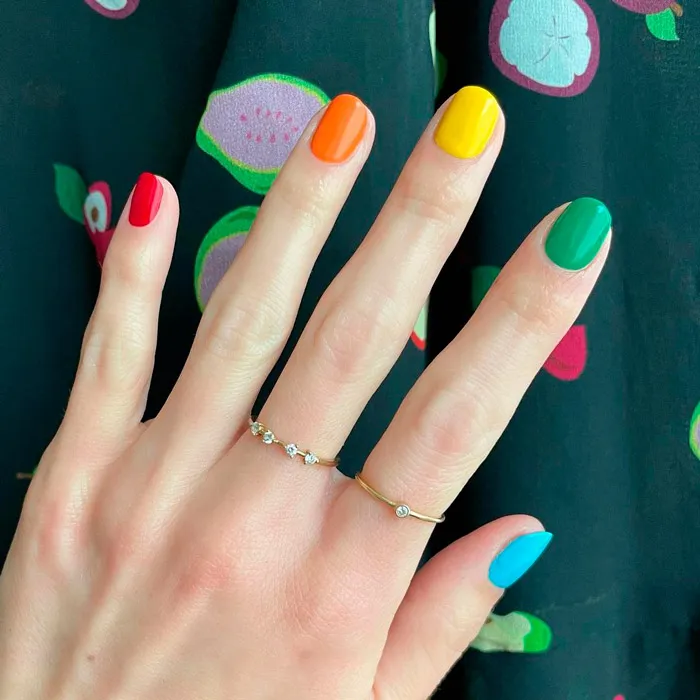 яркий разноцветный маникюр на коротких ногтях
