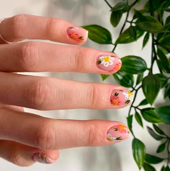 Бежевый маникюр с белыми и розовыми ромашками на коротких ногтях