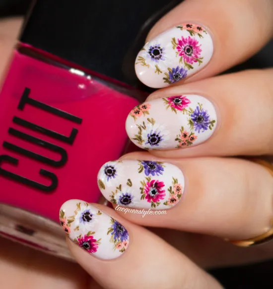 Бежевый маникюр с разноцветными весенними цветами на овальных ногтях