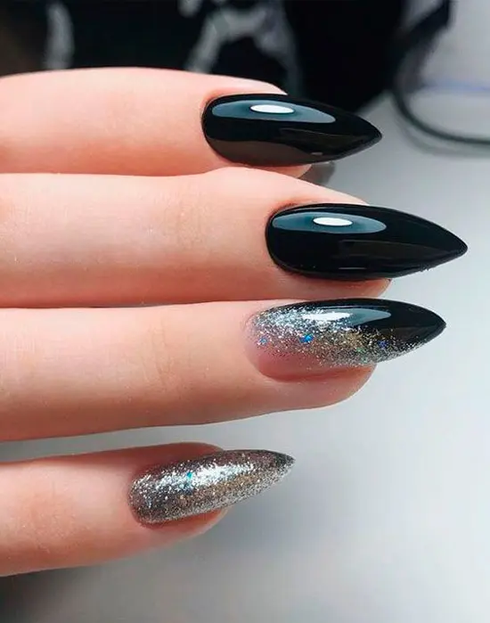 Черный глянцевый маникюр с блестками на длинных острых ногтях