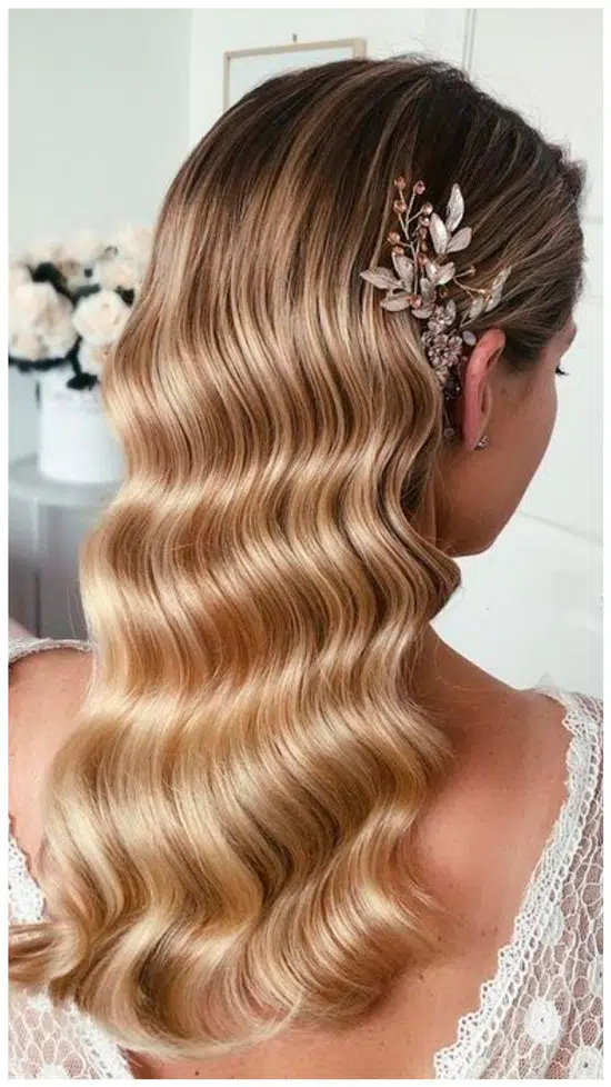 Девушка с изысканными волнами на светлых волосах, украшенные заколкой с цветами