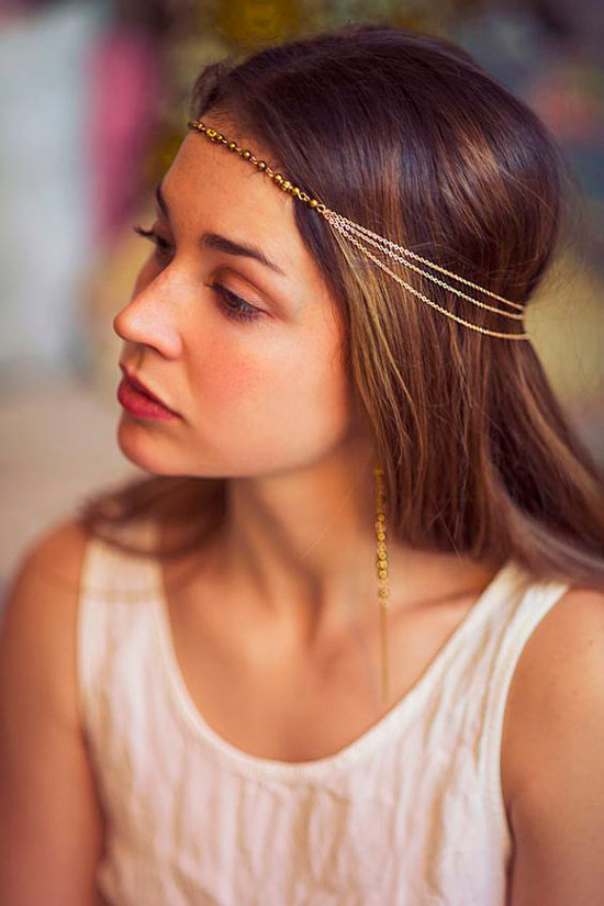 Девушка с красивыми ухоженными волосами, украшенные золотыми тонкими цепочками