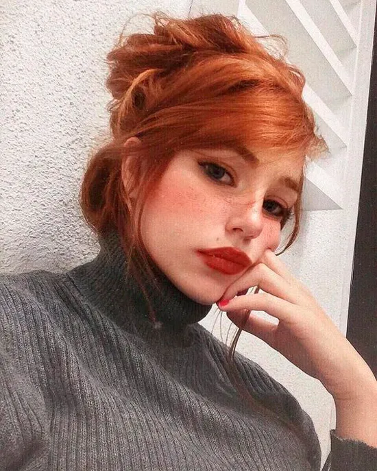 Девушка с медно рыжими волосами собранными в пучок