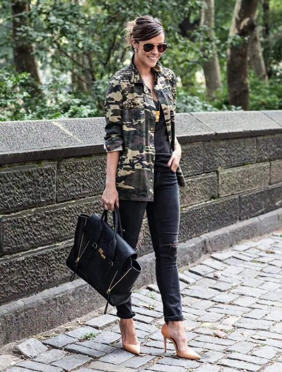 Девушка в черных джинсах, военная куртка и бежевые туфли лодочки