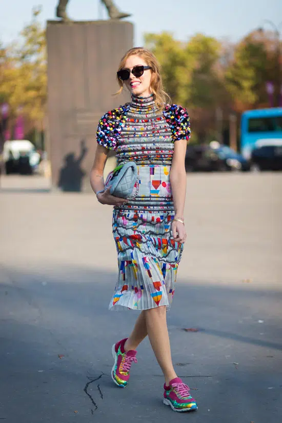 Девушка в пестром платье миди и яркие неоновые кроссовки