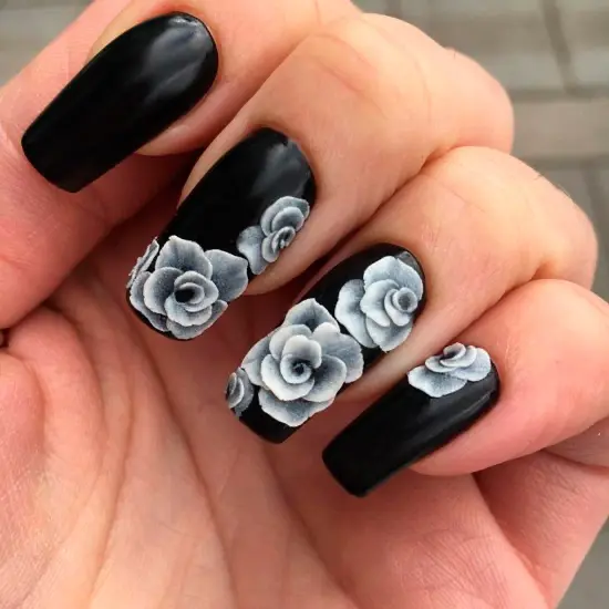 Длинные квадратные ногти с черным маникюром с белыми цветами