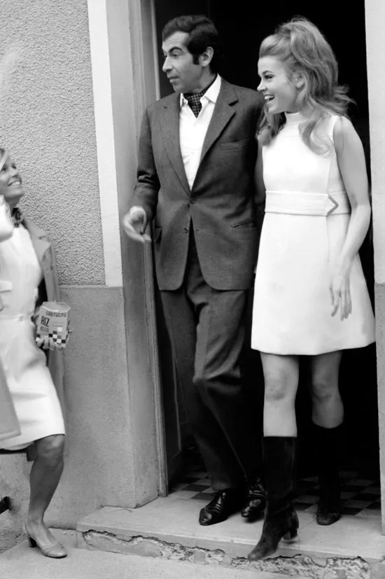 Джейн Фонда в белом мини платье футляр без рукавов и черные сапоги