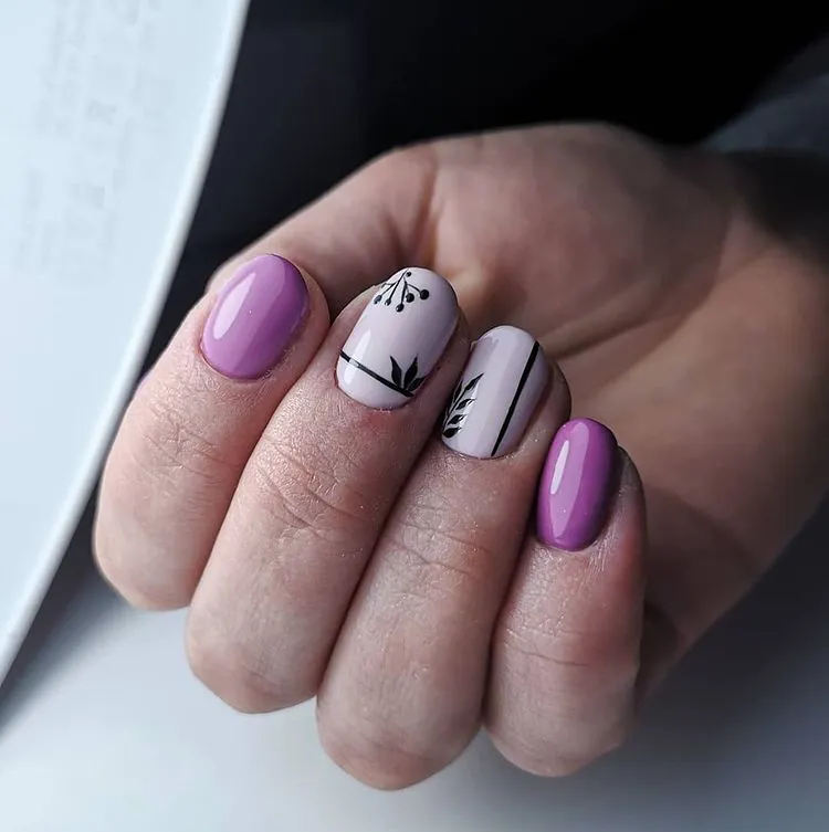 Фиолетово белый маникюр с черным акцентом на коротких ногтях