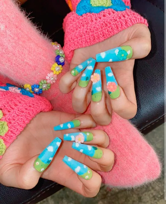 Голубой маникюр с цветочным принтом на длинных акриловых ногтях