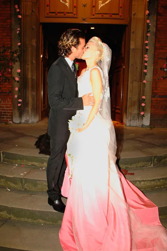 Гвен Стефани в свадебном платье с розовым омбре и фатой