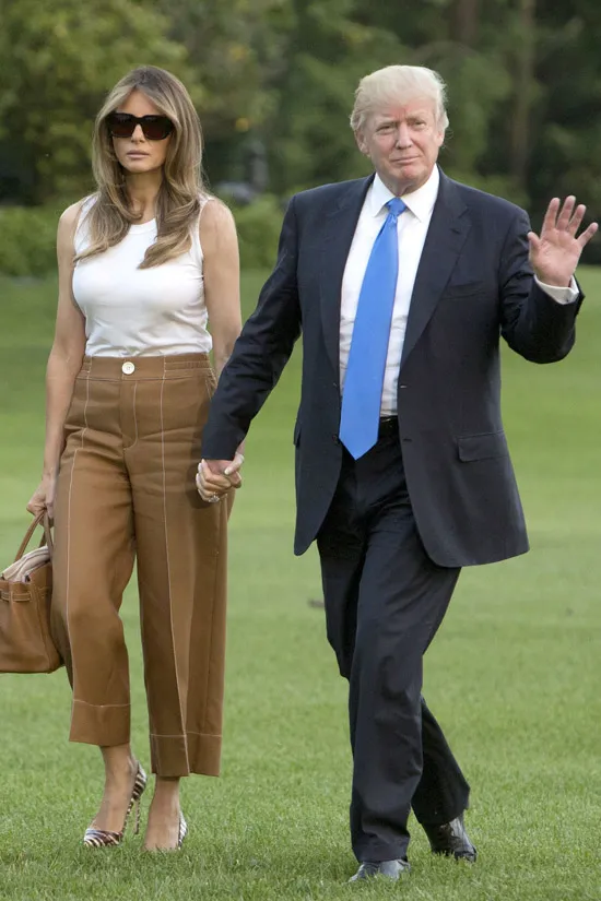 Мелания Трамп в белом топе и укороченных брюках