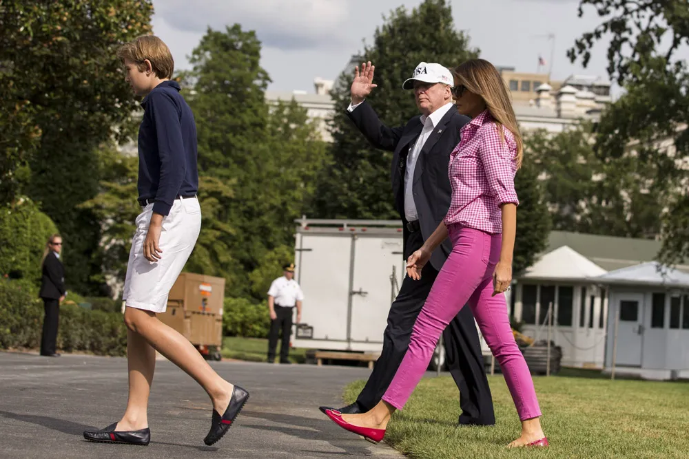 Мелания Трамп в розовой рубашке и джинсах