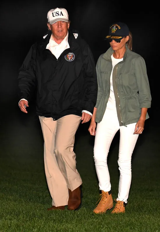 Мелания Трамп в белых джинсах и куртке хаки