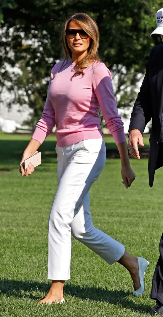 Мелания Трамп в джемпере и брюках