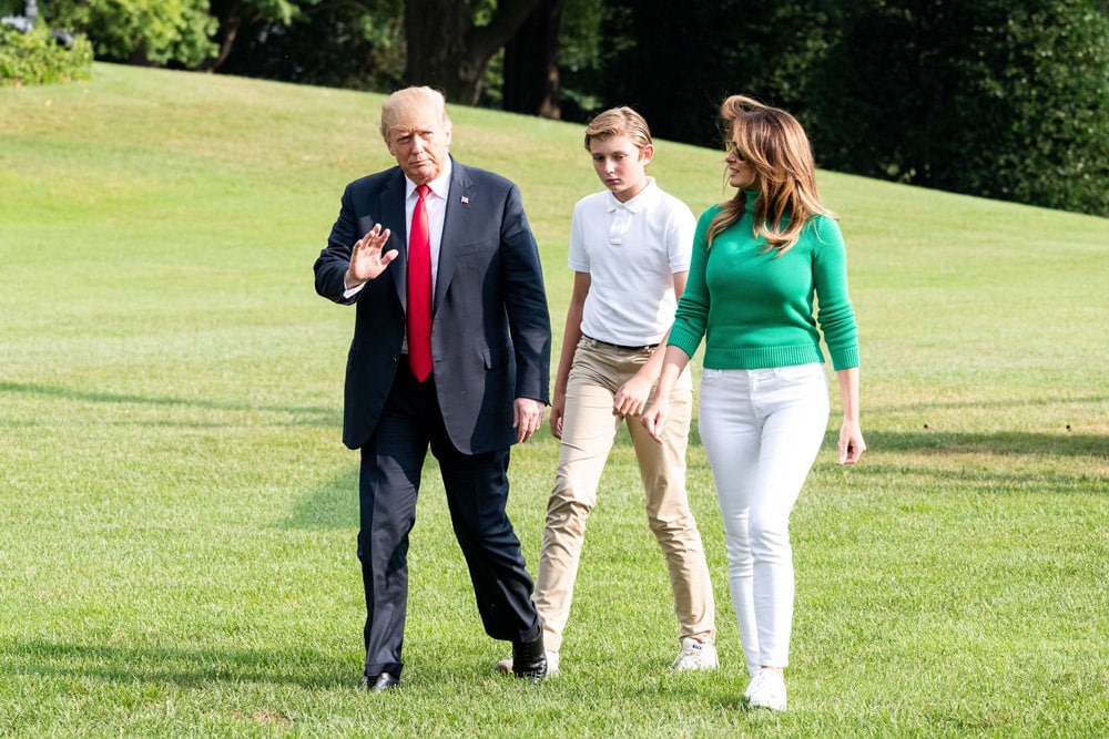 Мелания Трамп в белых джинсах и зеленом джемпере