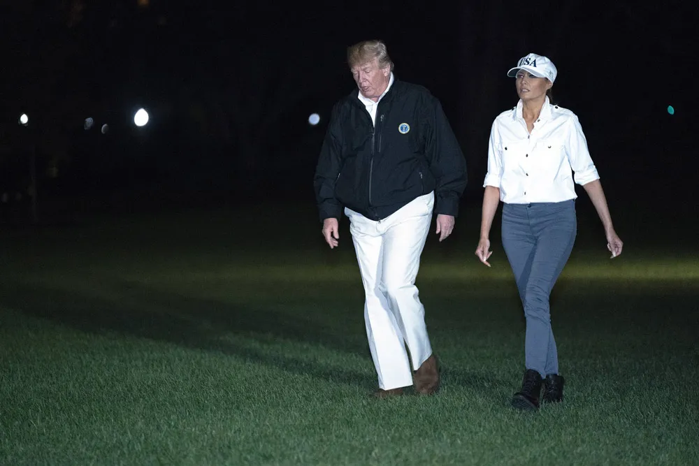Мелания Трамп в ботинках и белой рубашке