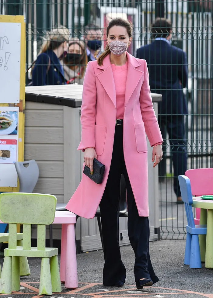 Кейт Миддлтон в розовом пальто и брюках