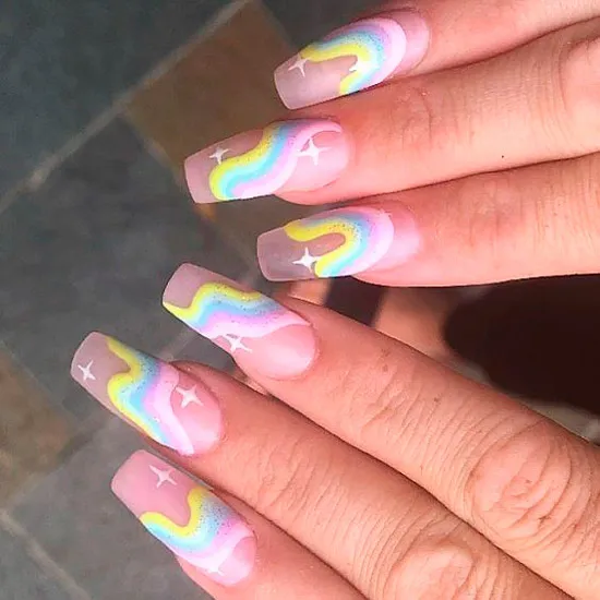 Маникюр с разноцветной радугой в пастельных тонах на длинных ногтях