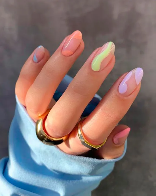 Маникюр с разноцветными волнами на овальных ногтях