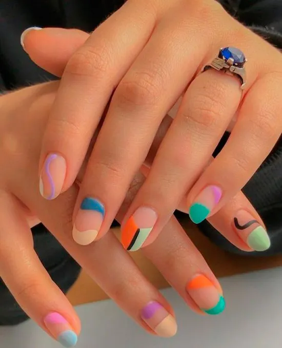 Матовый разноцветный маникюр на овальных ногтях