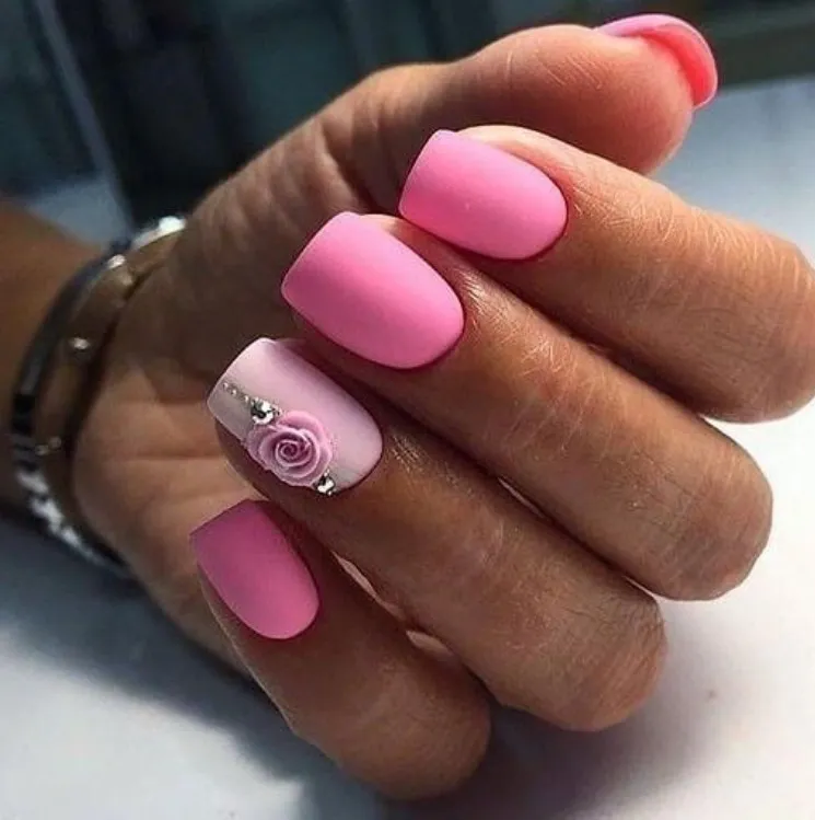 Матовый розовый маникюр с цветами на квадратных ногтях