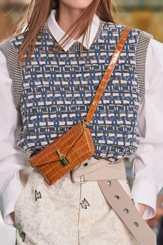 Модель в стильном образе с коричневой мини-сумочкой из кожи от Louis Vuitton
