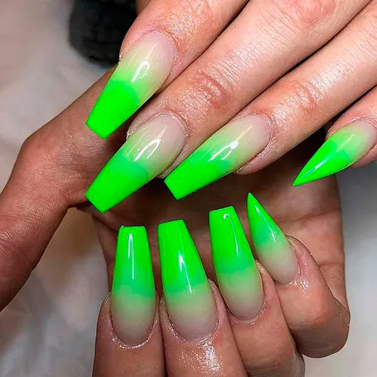 Неоновый зеленый маникюр на длинных ногтях