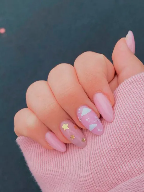 Нежно розовый маникюр с золотыми блестками на овальных ногтях