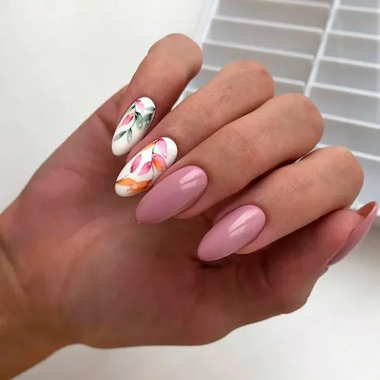 Нежный розовый маникюр с цветочным принтом на длинных овальных ногтях