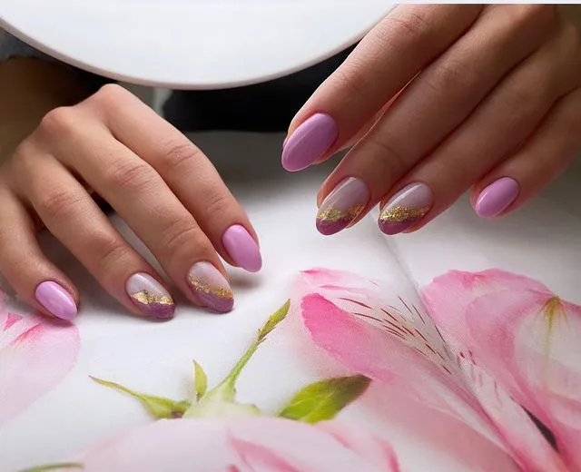Нежный розовый маникюр с золотой фольгой на овальных ногтях средней длины