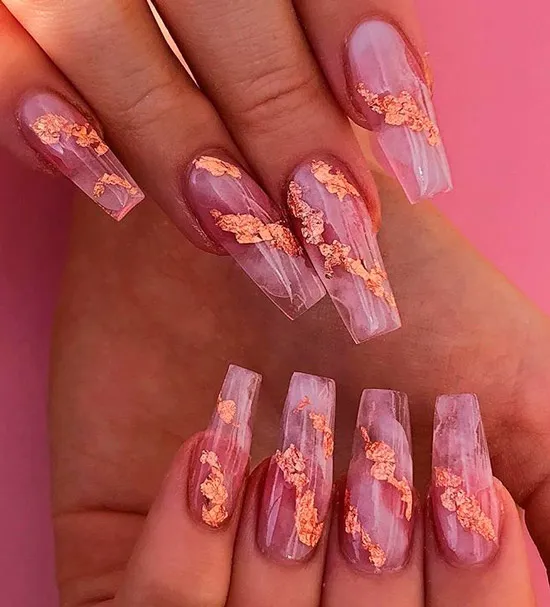 Очень красивый мраморный розовый маникюр с золотом на длинных ногтях