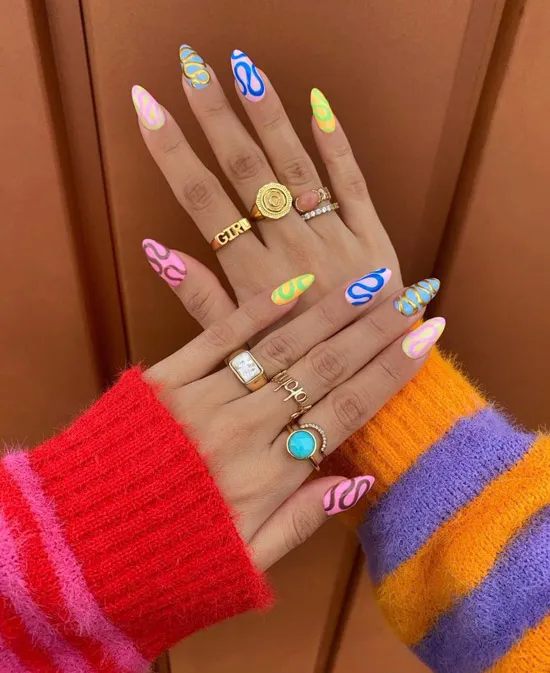 Разноцветный маникюр на длинных овальных ногтях