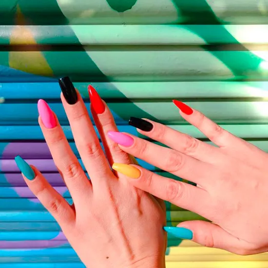 Разноцветный яркий маникюр на длинных асимметричных ногтях