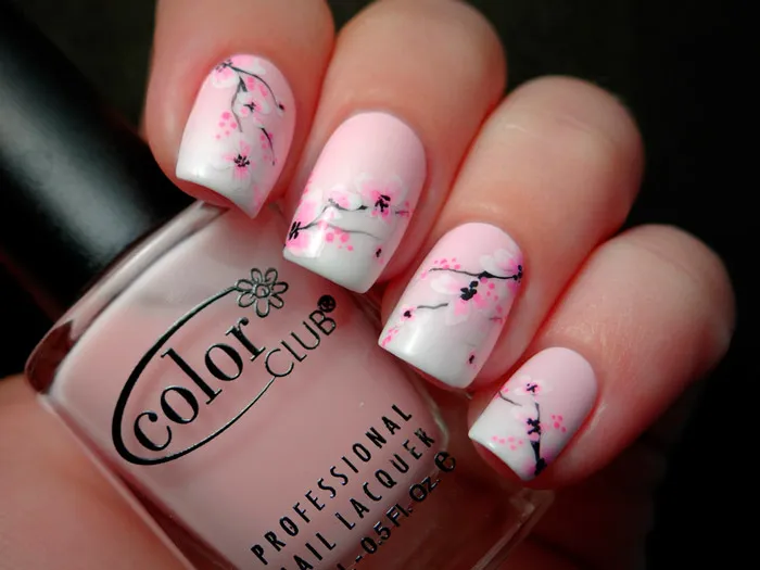 Розовый маникюр со светлыми весенними цветочками на квадратных ногтях