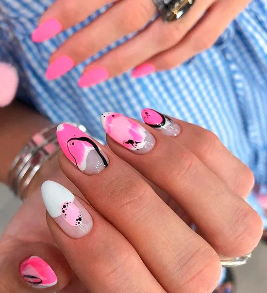 Розовый необычный маникюр на овальных ногтях