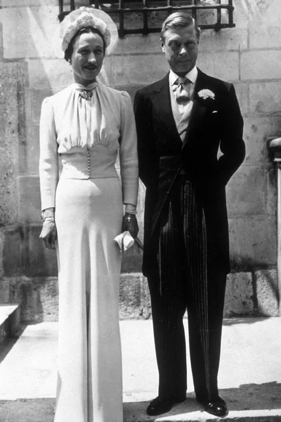 Уоллис Симпсон в белом длинном свадебном платье с длинными рукавами и подчеркнутой талией