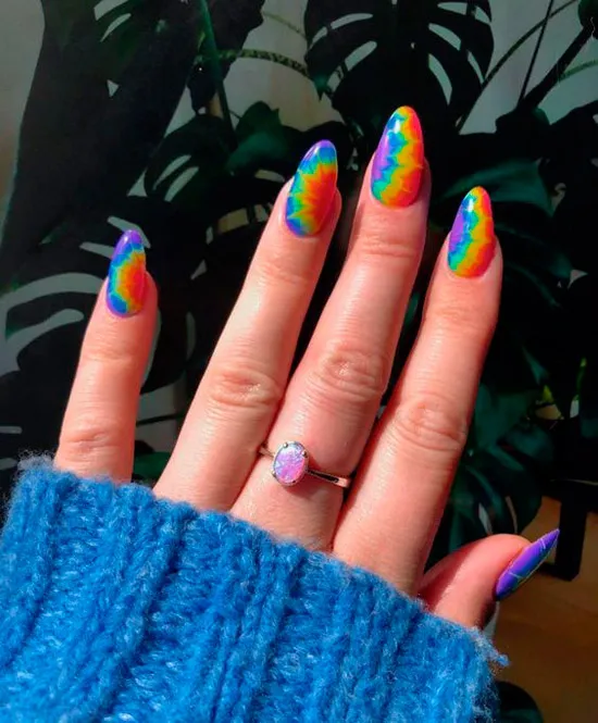 Яркий разноцветный маникюр на овальных ногтях